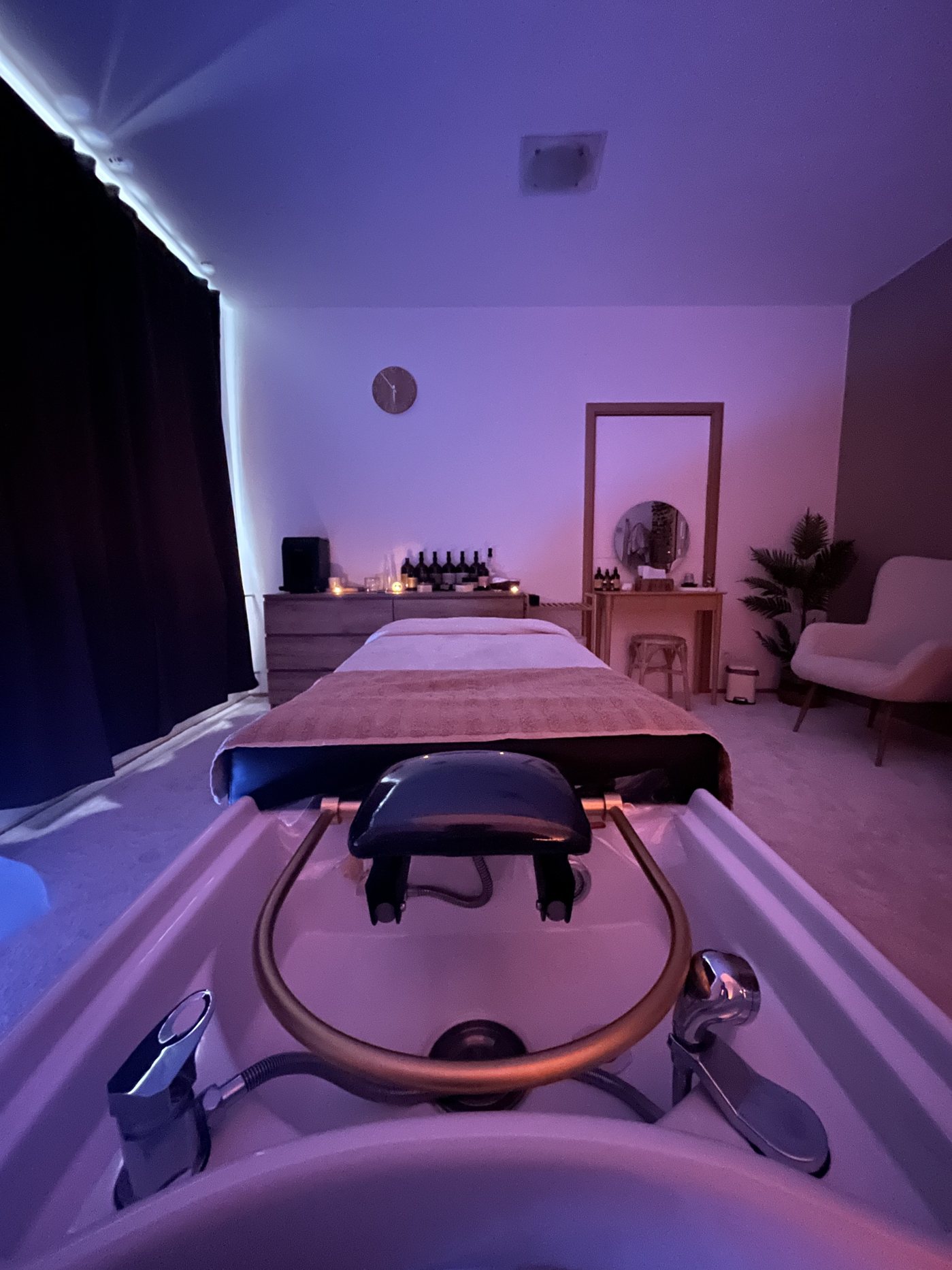 Interiér štúdia Coconut HeadSpa s masážnym lôžkom a umývacím kreslom