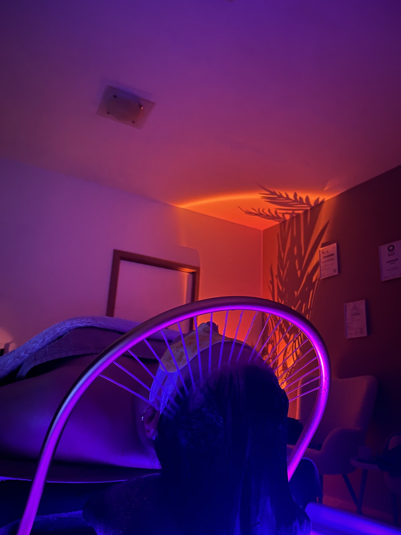 Relaxačná atmosféra štúdia s ambientným osvetlením